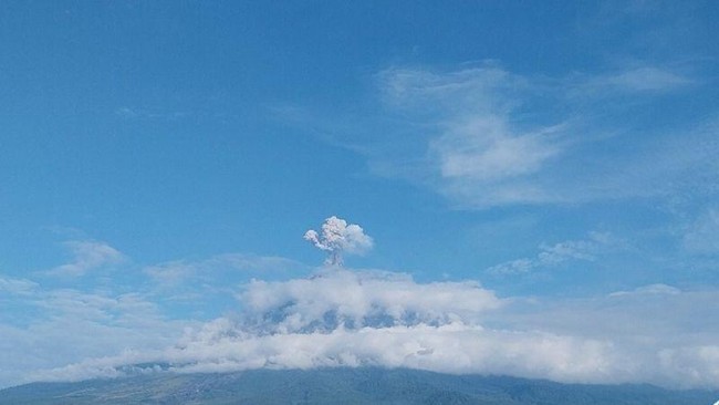 gunung-semeru-tiga-kali-erupsi-hingga-abu-mencapai-1-km